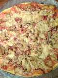 Pizza de pollo salteado con verduras y salmorejo