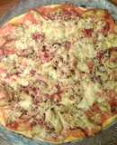Pizza de pollo salteado con verduras y salmorejo