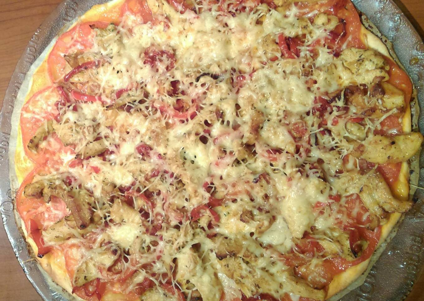 Pizza de pollo salteado con verduras y salmorejo