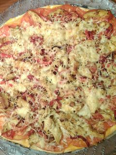 Una foto de Pizza de pollo salteado con verduras y salmorejo