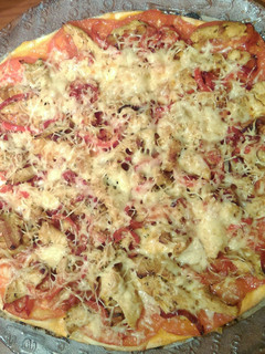 Una foto de Pizza de pollo salteado con verduras y salmorejo