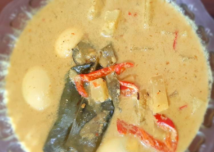 Bagaimana Menyiapkan Telur kentang santan yang Enak