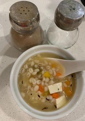 વેજીટેબલ બાર્લી સુપ (Vegetable Barley Soup Recipe In Gujarati) રેસીપી મુખ્ય ફોટો