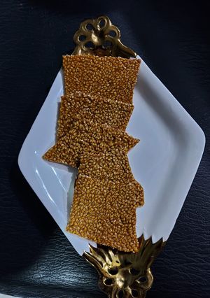 તલની ચીકી (Til Chiki Recipe In Gujarati) રેસીપી મુખ્ય ફોટો