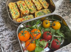 Une photo de 🍳SUMMER BENTO 🎰🫒🥢OMELETTE🫑🧅 ORANAISE 🥚