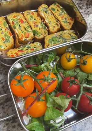 Une photo de 🍳SUMMER BENTO 🎰🫒🥢OMELETTE🫑🧅 ORANAISE 🥚