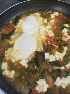 Una foto de Huevos Ahogados en Salsa de Chile Poblano