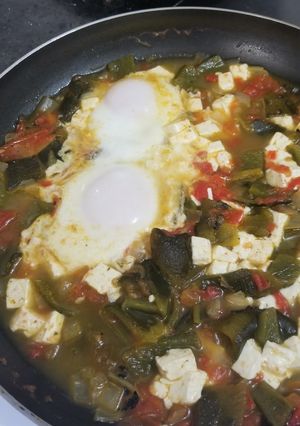 Una foto de Huevos Ahogados en Salsa de Chile Poblano