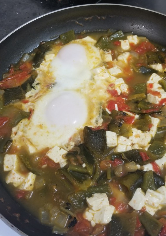 Una foto de Huevos Ahogados en Salsa de Chile Poblano