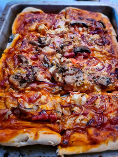 Una foto de Pizza variada con masa casera