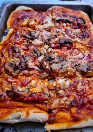 Una foto de Pizza variada con masa casera