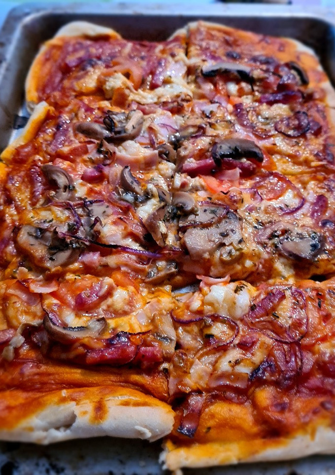 Una foto de Pizza variada con masa casera
