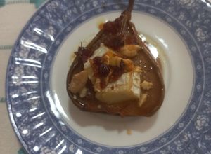 Una foto de Peras Caramelizadas con Queso Brie y Tocineta