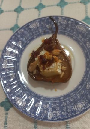 Una foto de Peras Caramelizadas con Queso Brie y Tocineta