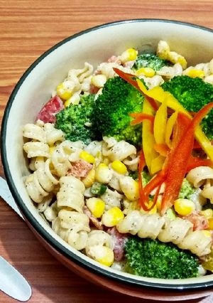 A picture of Pasta corn salad.