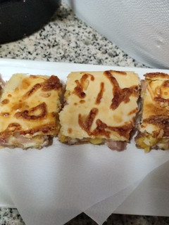 Una foto de Empanada de carne con mozzarella