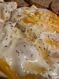 Una foto de Huevos arrugados con mantequilla y eneldo