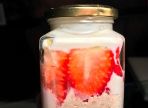 Una foto de Overnight oats de frutilla