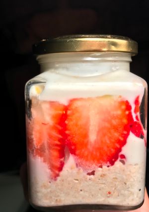 Una foto de Overnight oats de frutilla