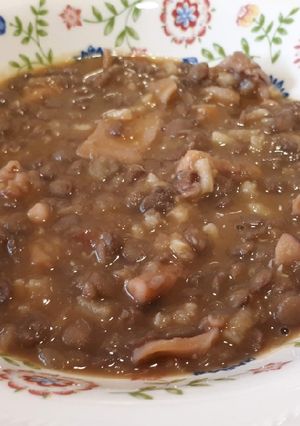 Una foto de Lentejas estofadas, con calamares
