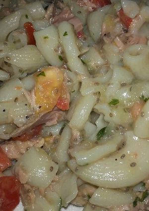 Una foto de Fideos con chía, tomate, cebolla, perejil y tomate