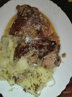 Una foto de Pierna de cochinillo al horno con patatas