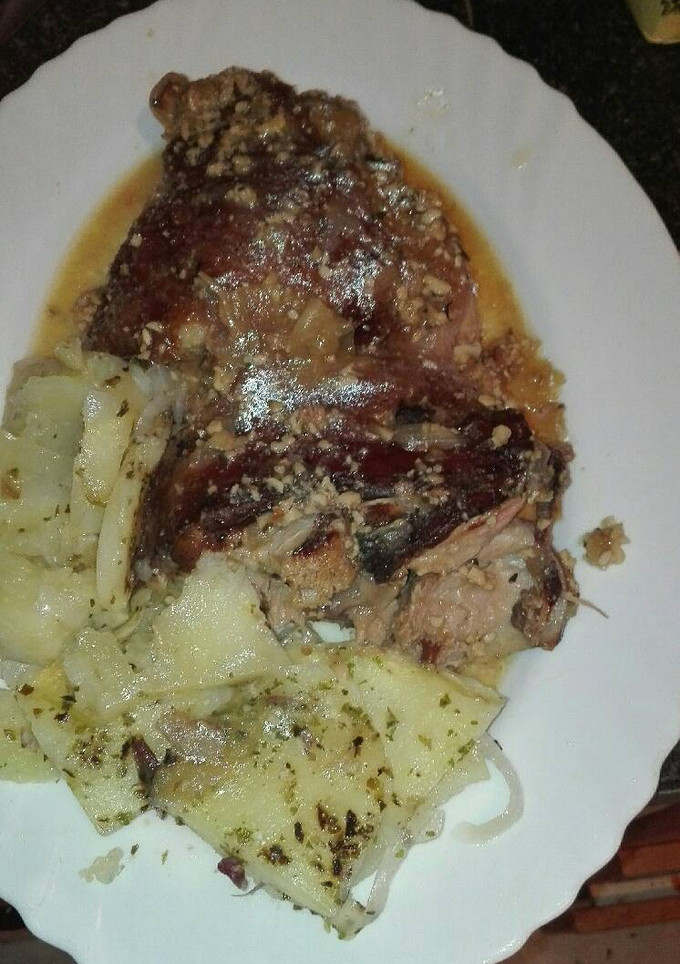 Una foto de Pierna de cochinillo al horno con patatas