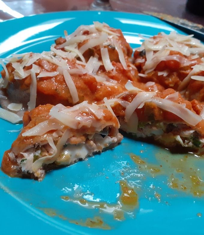 Una foto de Sorrentinos integrales de salmón rosado con salsa de tomate