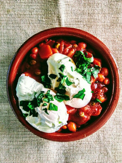 Una foto de Cazuela vegetariana de garbanzos con tomate y huevos poché