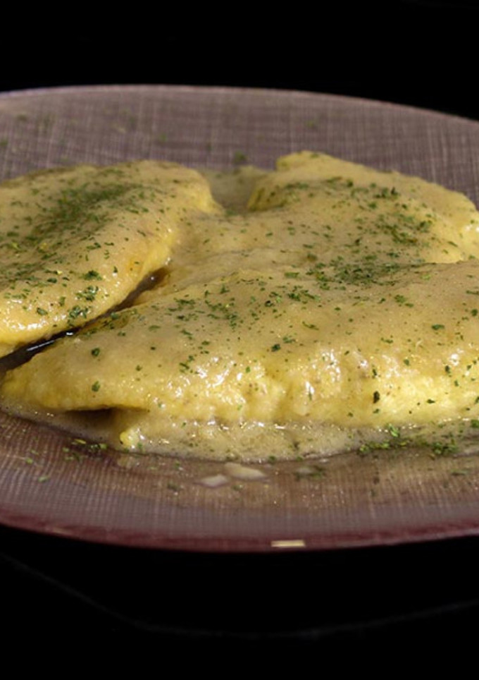 Una foto de Pollo en salsa de vino blanco y cebolla