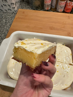 Una foto de Brownie de Limón con Glaseado de Limón🍋