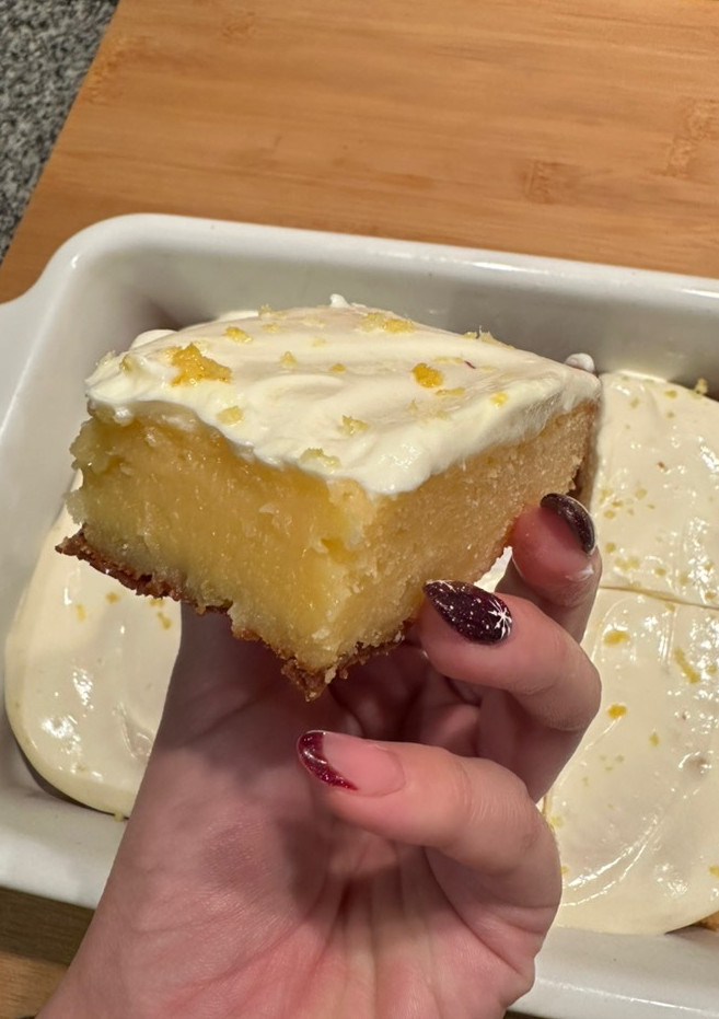 Una foto de Brownie de Limón con Glaseado de Limón🍋