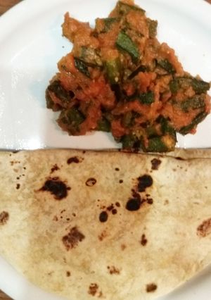 A picture of Bhindi Masala and Roti.