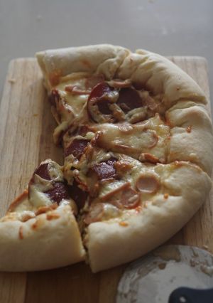 Foto resep Pizza homemade dengan stuff crust keju