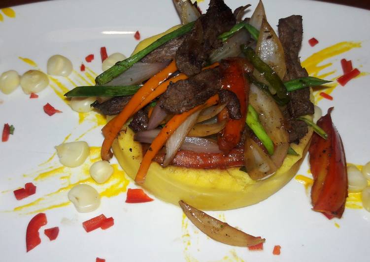 Causa rellena de lomo saltado