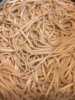 Una foto de Tallarines saborizados con betarraga