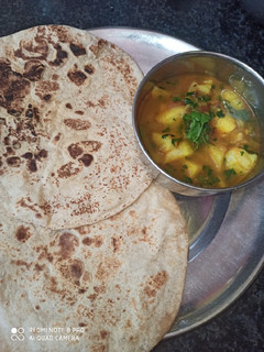 आलू टमाटर कमल ककड़ी की सब्जी(Aloo tamatar kamal kakdi ki sabzi recipe in hindi) रेसिपी मुख्य फोटो