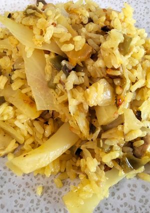 Una foto de Arroz con col y pollo