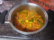 Una foto de fusilli lentejas rojas