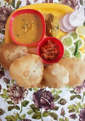 A picture of Raw Banana Poori(Jain Food).