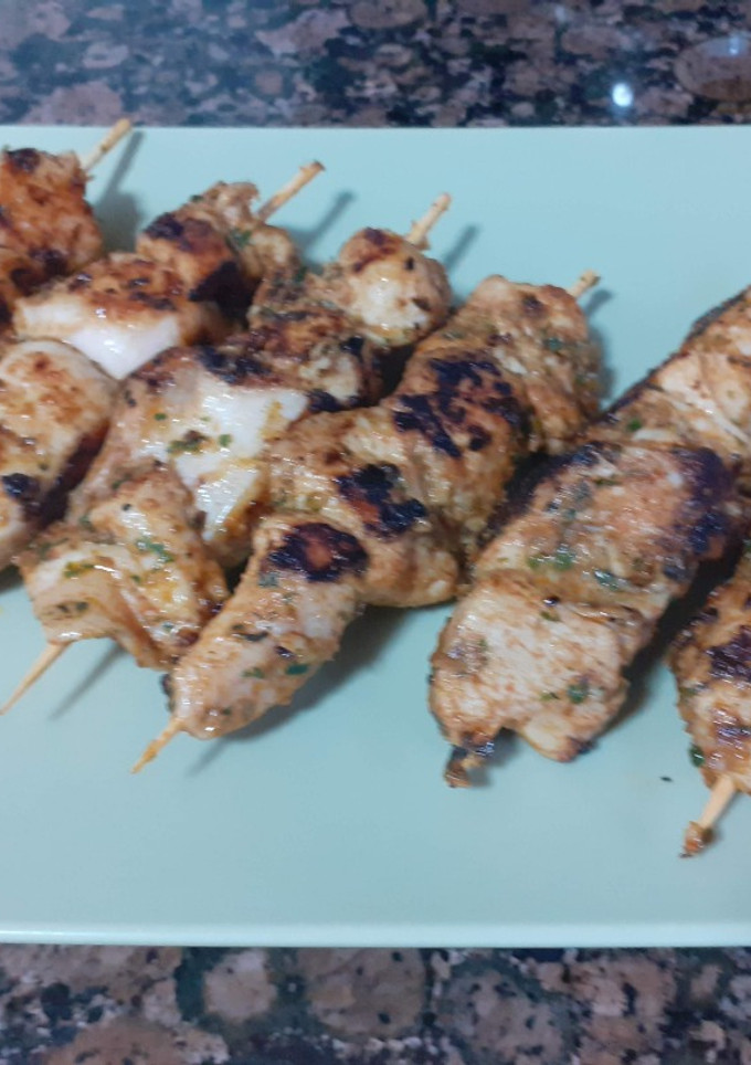 Una foto de Brochetas de pollo