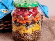 Una foto de aderezo saludable ensalada