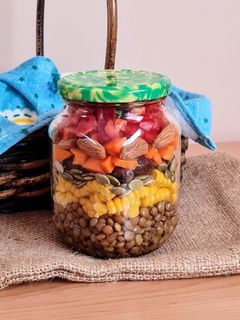 Una foto de Ensalada veraniega y en frasco estilo Mason Jar® Salad 🥗 Ensalada completa ideal picnics saludables