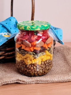 Una foto de Ensalada veraniega y en frasco estilo Mason Jar® Salad 🥗 Ensalada completa ideal picnics saludables
