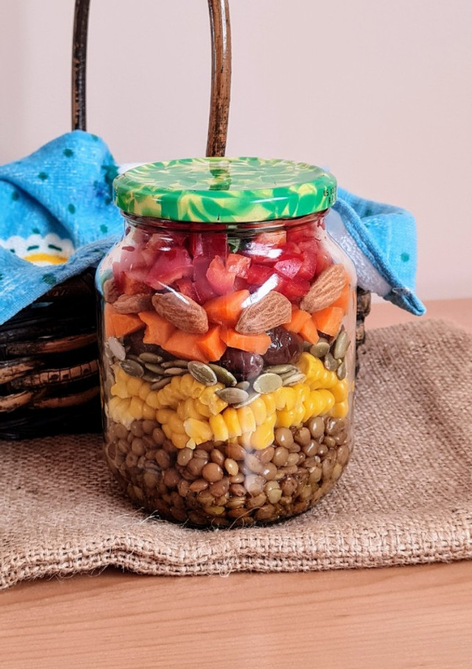 Una foto de Ensalada veraniega y en frasco estilo Mason Jar® Salad 🥗 Ensalada completa ideal picnics saludables