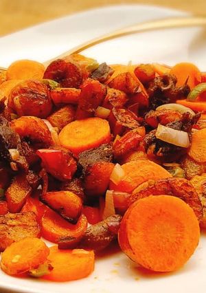 A picture of Fry meat with carrots.