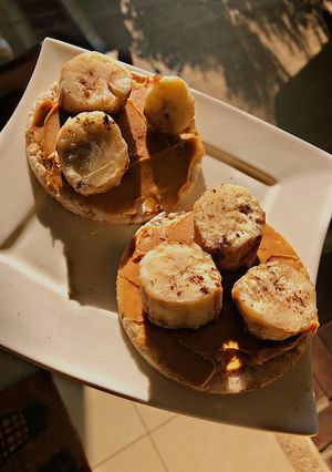 Una foto de Rice Cakes with Peanut Butter & Frozen Bananas