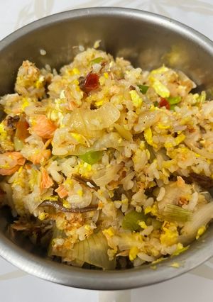 剩菜-華麗轉身「鮭魚洋蔥蛋炒飯」 的食譜成品照片
