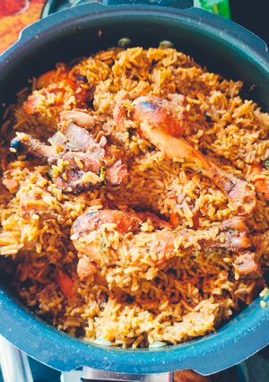 कुकर चिकन बिरयानी (cooker chicken biryani recipe in Hindi) रेसिपी मुख्य फोटो