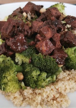 Une photo de Tofu brocoli quinoa